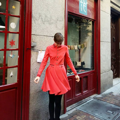 Almudena con su diseño de vestido realizado en el curso de patronaje