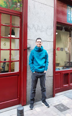 Hugo con su sudadera 