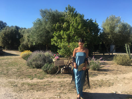 Aniceta  con su vestido, cosído por ella misma para la boda de su mejor amiga