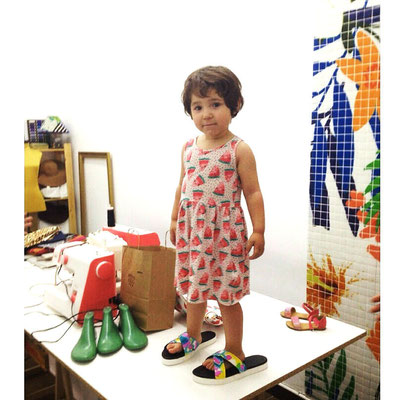 Con las sandalias de su mami, en nuestro taller de calzado