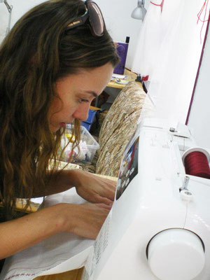 Natalia Verbeke aprendiendo a coser