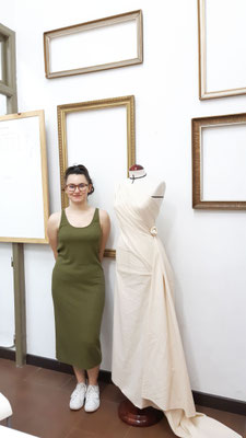 Gloria con su diseño terminado 