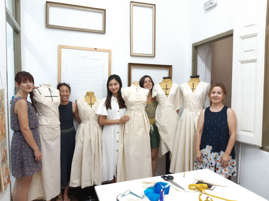 Alumnas con sus proyectos en el curso de Moulage Draping