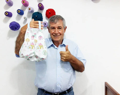 Manuel con el peto para su futuro nieto 