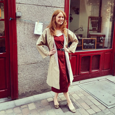 gabardina con su costurera y top model