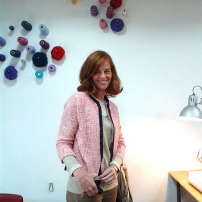 tweed Chanel posando con su creadora
