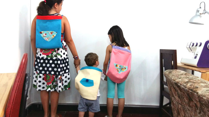Costura para niños con sus mochilas