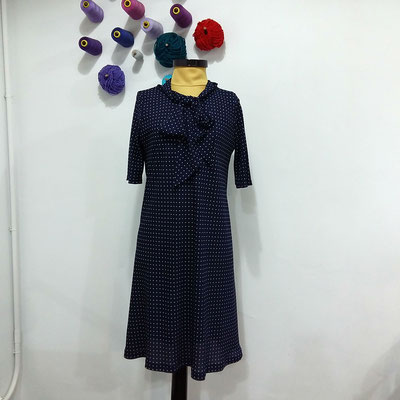 vestido clásico con lazada en el cuello