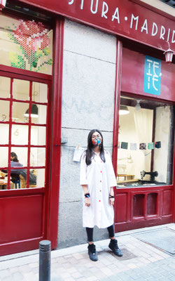 Costura para Adolescentes: Ainhoa con su vestido-camisa realizado en el curso