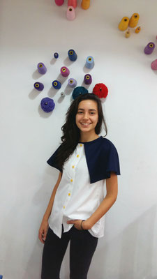 Primer plano blusa capelina 