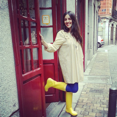 vestido con botas y su creadora