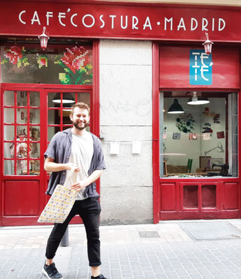 Max, con su bolsa como primer proyecto de costura