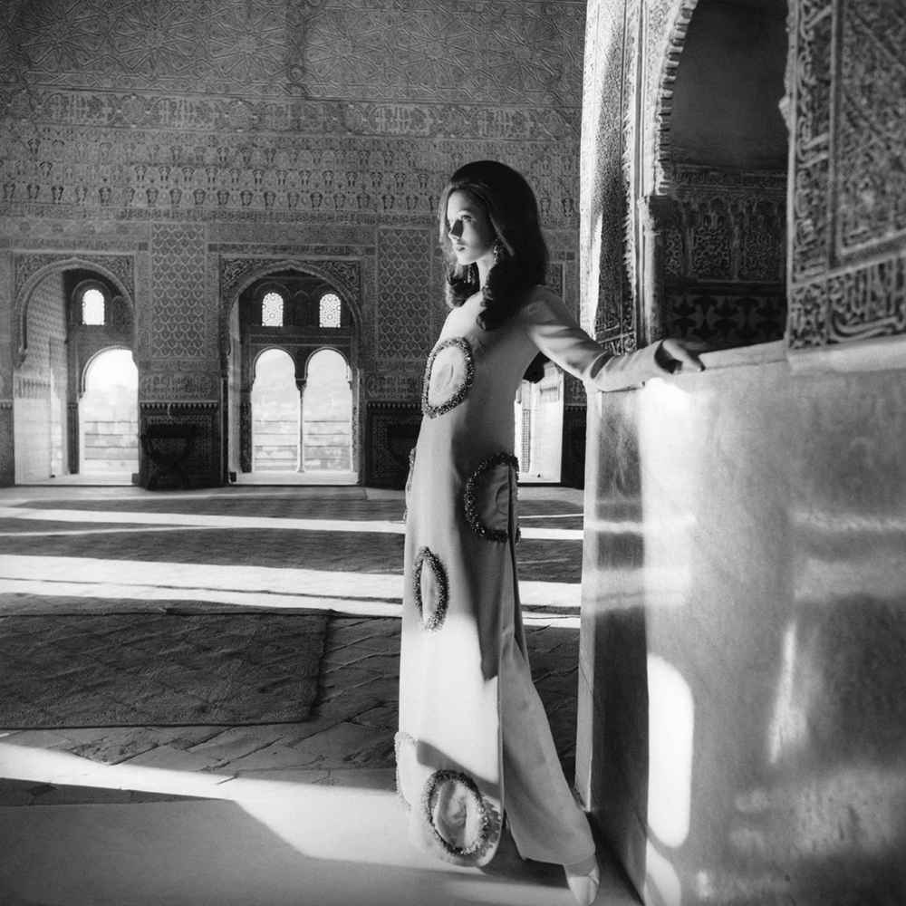 Alhambra de Granada, con un traje de pantalón y túnica. 1968