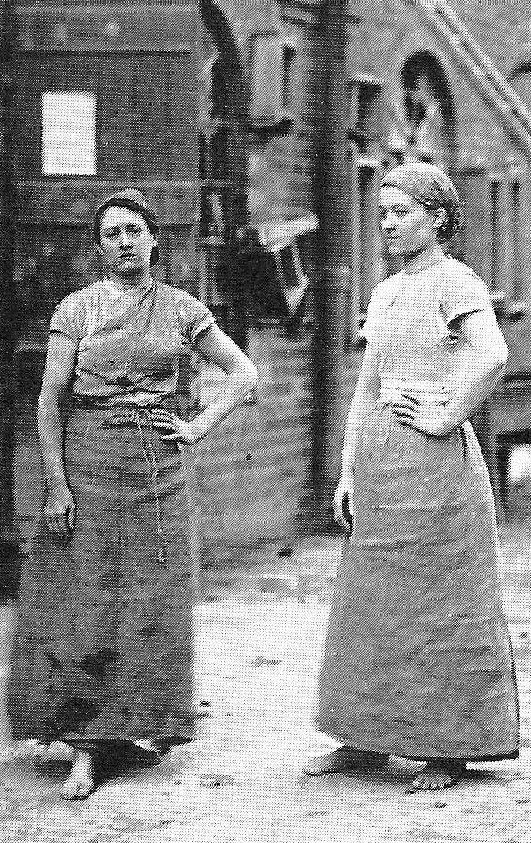 Trabajadores de ladrillos en Cradley Heath, Inglaterra, alrededor de 1905.